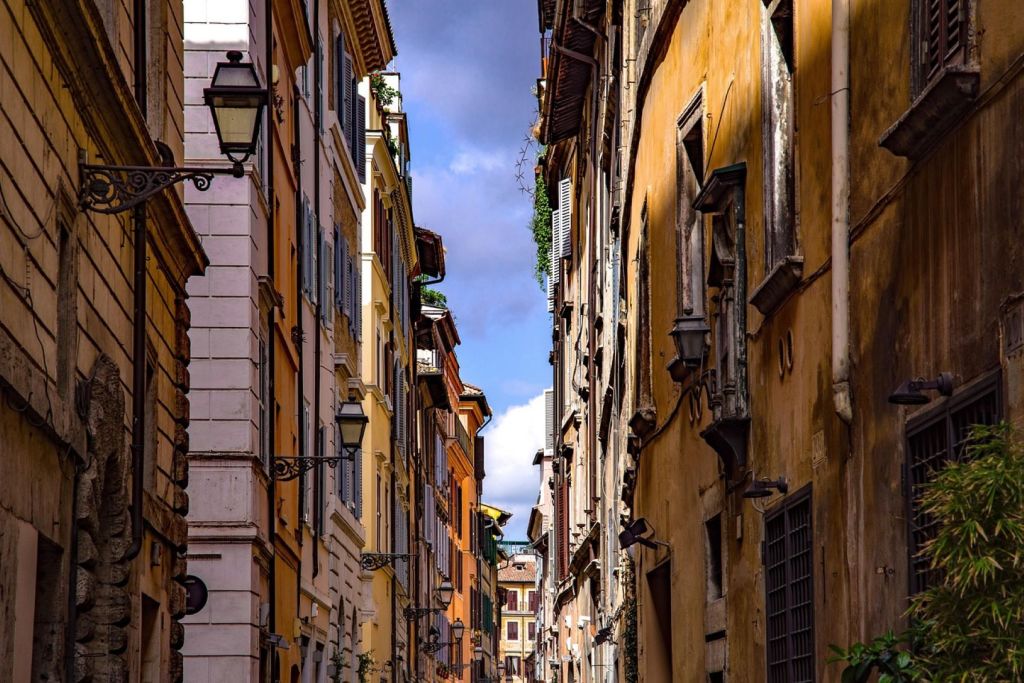 Calle estrecha en Roma
