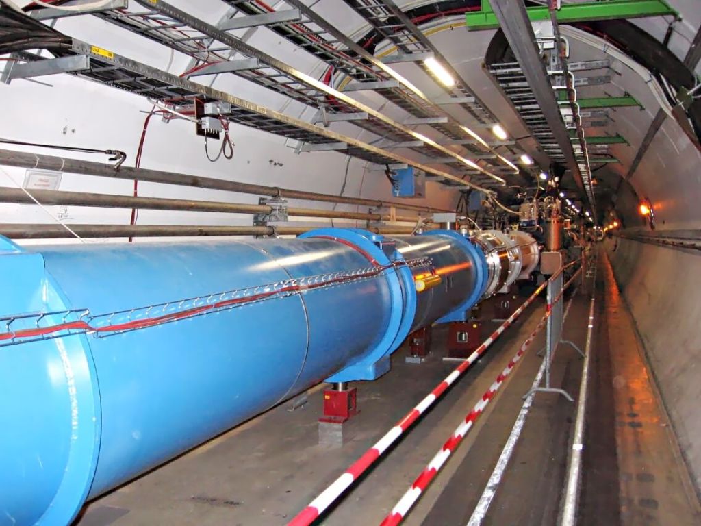 El gran colisionador de hadrones (LHC) del CERN, en Suiza, es el mayor acelerador de partículas
del mundo, pero para realizar experimentos con gravitones sería necesario crear un utópico
colisionador de partículas del tamaño de toda una galaxia.