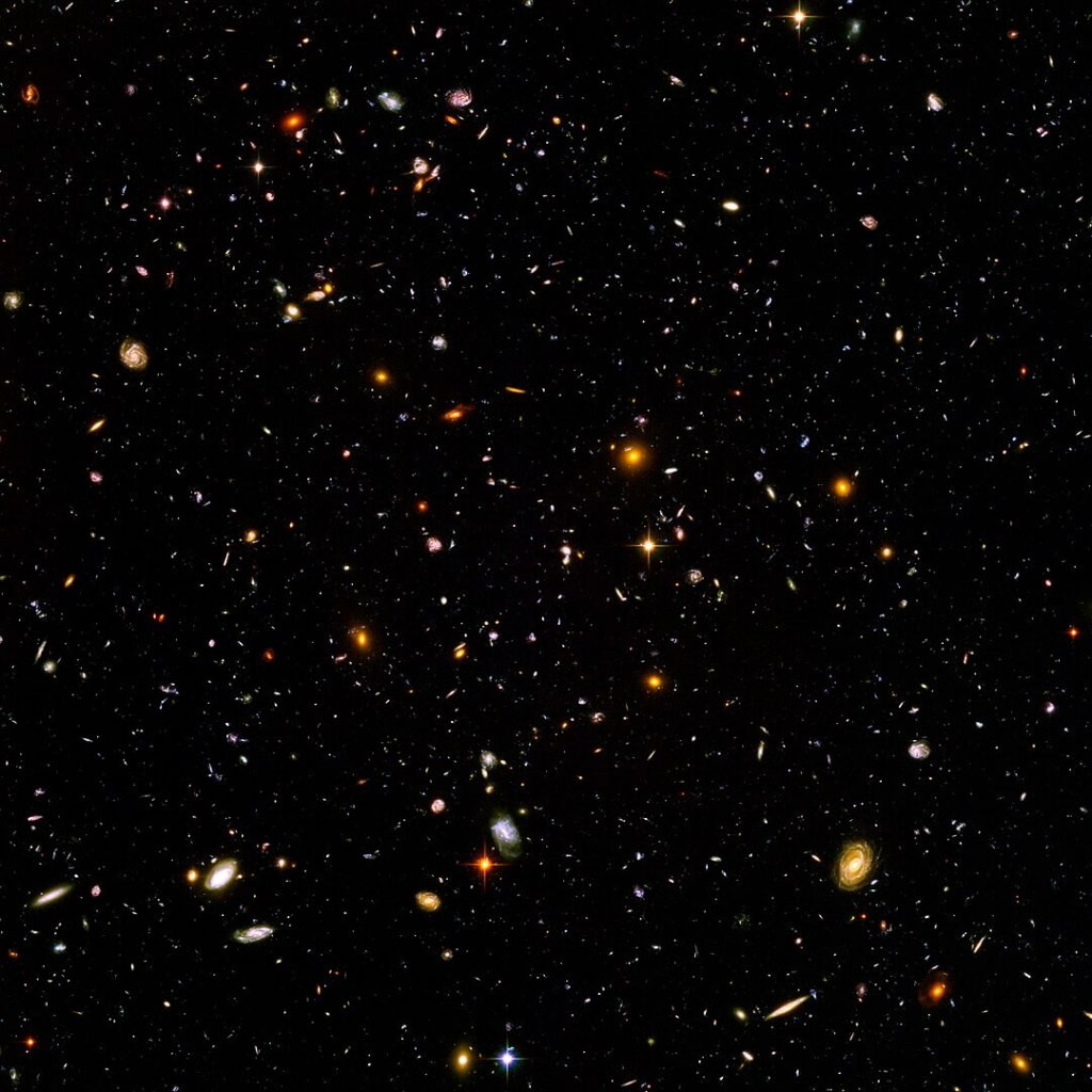Imagen proporcionada por el telescopio espacial Hubble del espacio lejano, cuando el universo era más caliente y más concentrado. Fuente: NASA.