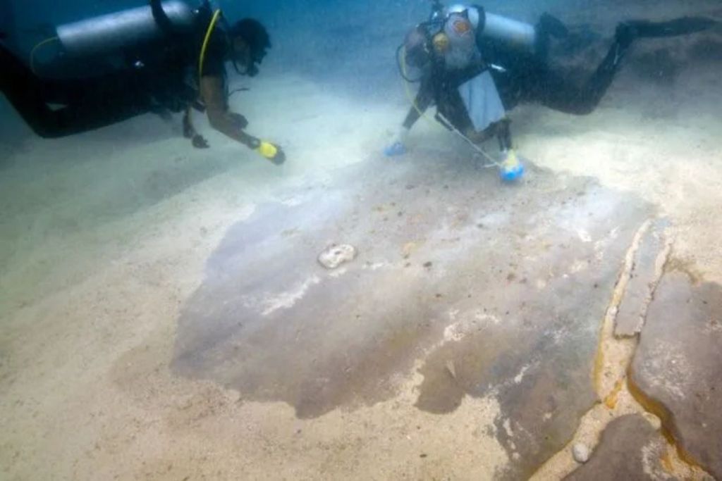 Un integrante del equipo de buceo explora las inmediaciones de un antiguo puerto egipcio
