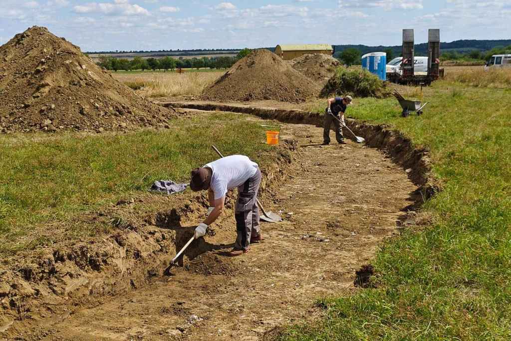 Arqueólogos trabajan en la excavación de los círculos, identificados por primera vez gracias a estudios aéreos y prospecciones geomagnéticas