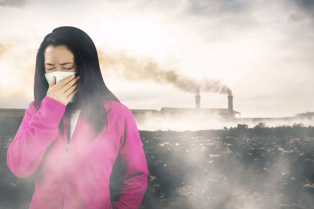 El estudio revela que el aire que respiramos en espacios cerrados puede contener hasta 68.000 partículas plásticas al día