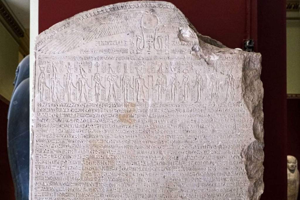 Una de las versiones del Decreto de Canopo, redactada en tres lenguas, se encuentra expuesta en el Museo Egipcio de El Cairo