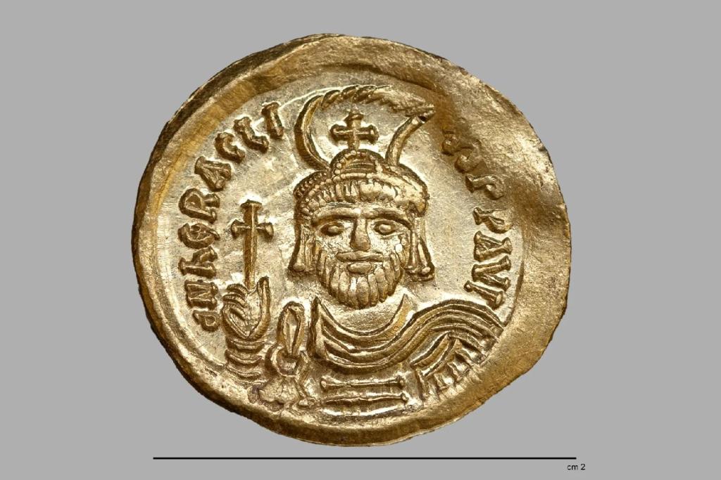 Detalle de una moneda de oro con el retrato de un emperador bizantino