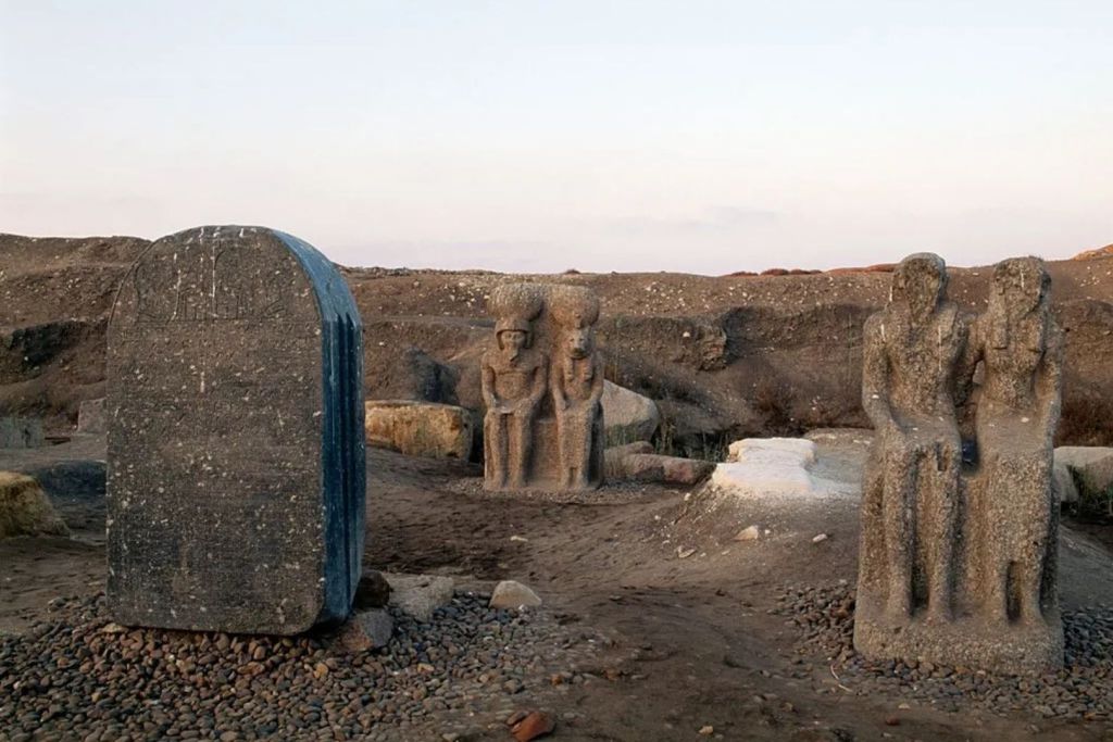 Esculturas de dos divinidades halladas durante las excavaciones arqueológicas en Tell el-Fara’in, Egipto