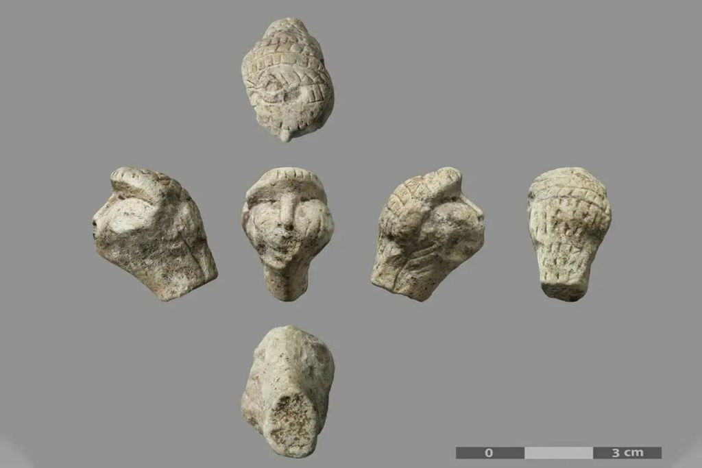 Figura esculpida de un rostro procedente del yacimiento Amiens-Renancourt 1, en el norte de Francia