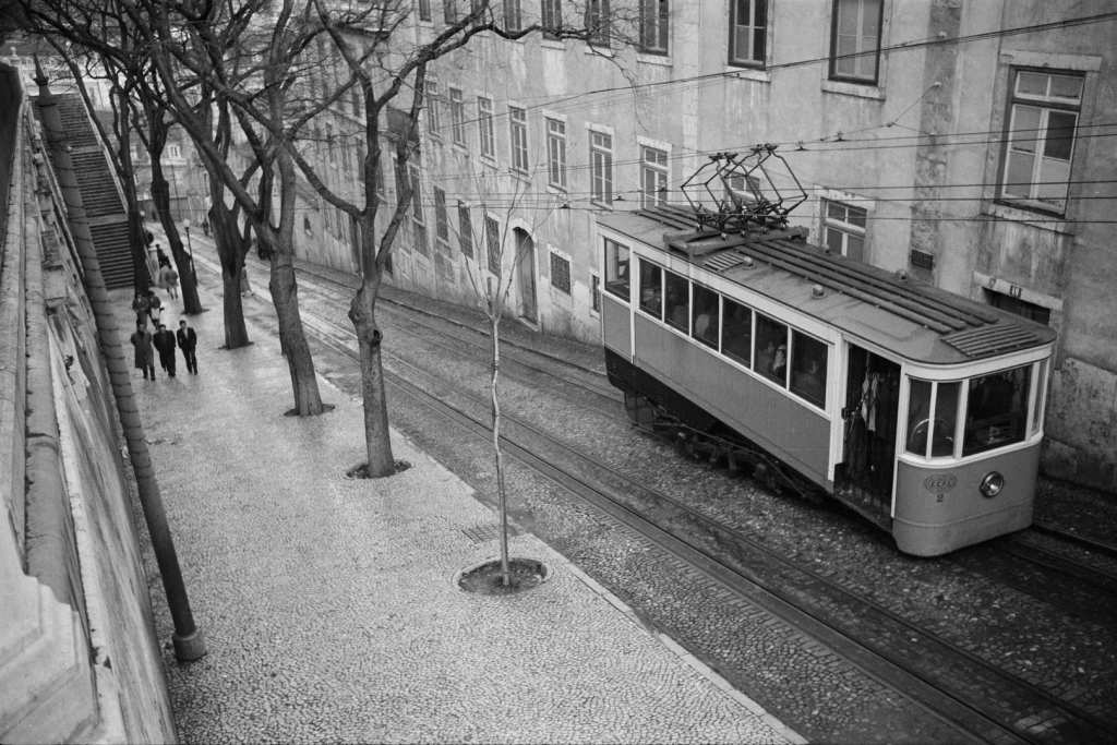El funicular recorriendo la pendiente hacia el Bairro Alto en 1957, en una Lisboa que aún conservaba el pulso pausado del siglo XX