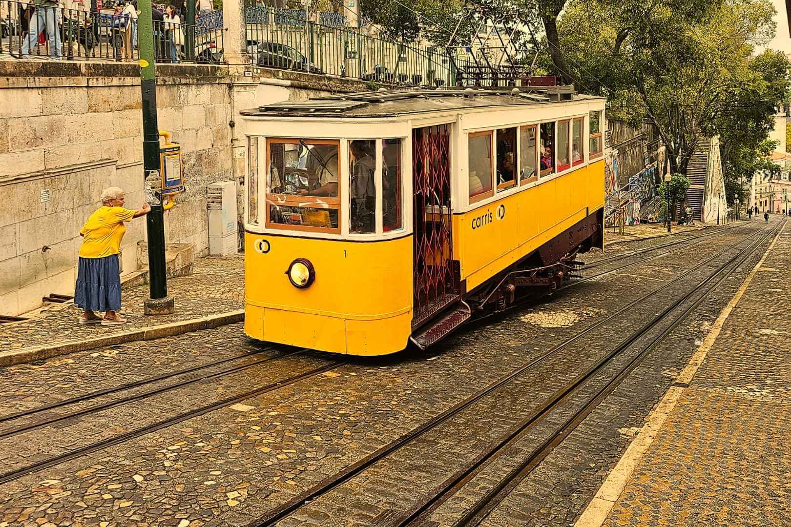 Inaugurado en 1885, el Elevador da Glória ha sido testigo del paso del tiempo, desde la tracción por agua hasta el turismo de masas