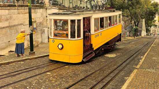 Inaugurado en 1885, el Elevador da Glória ha sido testigo del paso del tiempo, desde la tracción por agua hasta el turismo de masas