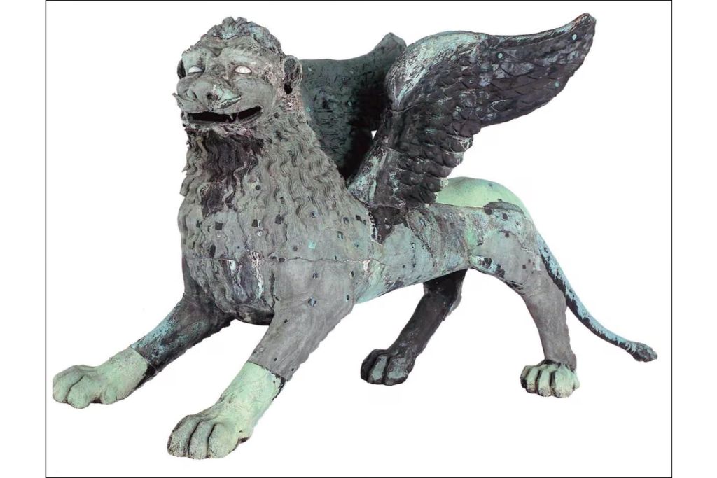 La imponente escultura de bronce que representa al león alado en la plaza de San Marcos, en Venecia