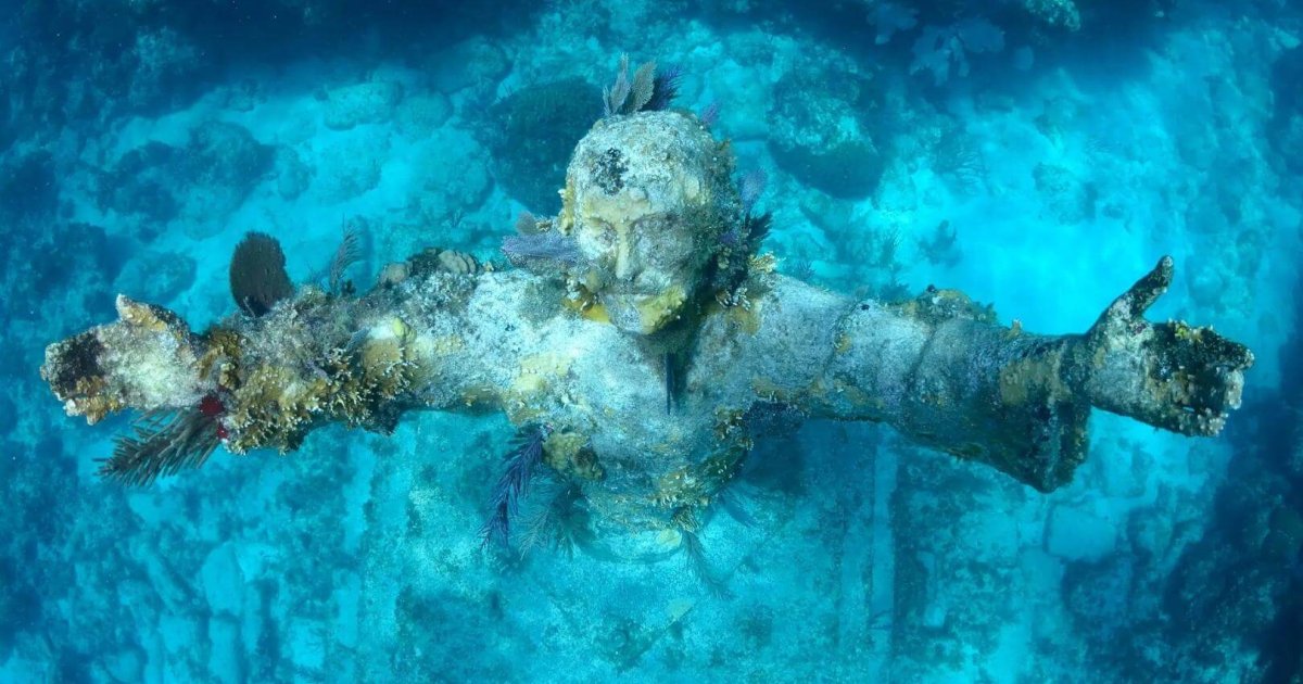 La increíble historia del Cristo sumergido hace 70 años en Italia: forjado con medallas de guerra y limpiado cada verano por buzos bajo la mirada de peces que nunca fallan a la cita