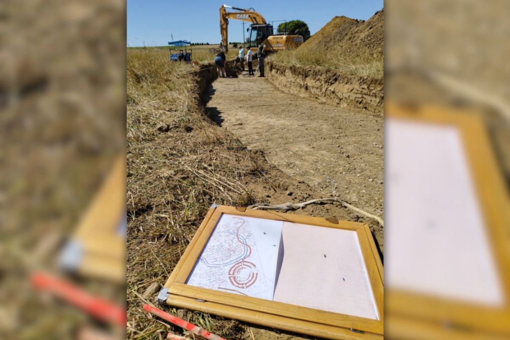 Un mapa de la zona excavada muestra los círculos de tierra junto a otros restos neolíticos