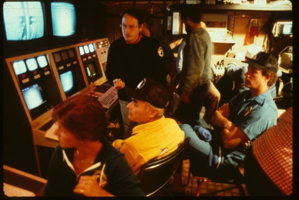 En 1985, Jean-Louis Michel, Jean Jerry y Robert Ballard observan las imágenes del sistema ARGO desde la sala de control del buque Knorr, durante la histórica expedición que llevó al hallazgo del Titanic