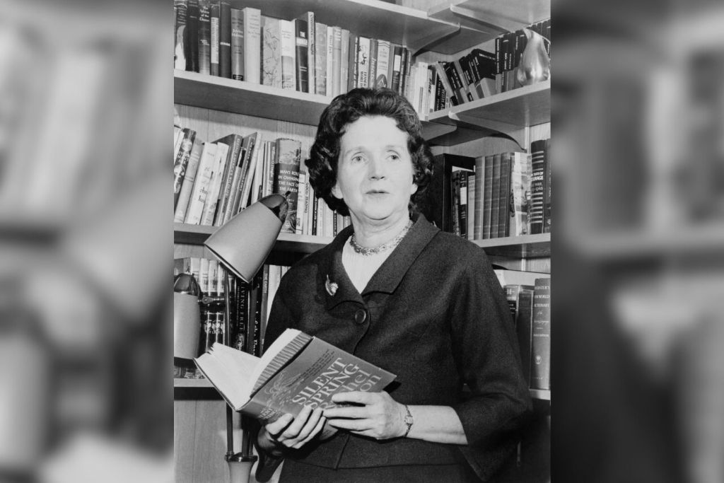 Rachel Carson (1907-1964), bióloga marina y autora, posa con un ejemplar de su influyente obra Primavera silenciosa, que transformó para siempre la conciencia ambiental global