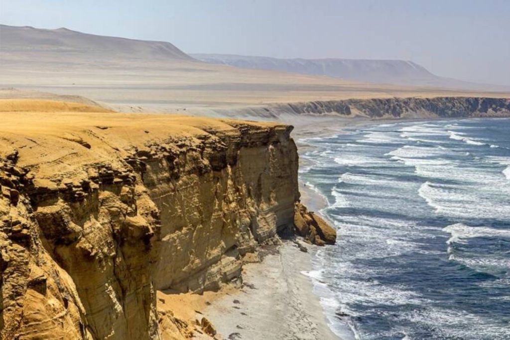 La Reserva Nacional de Paracas, ubicada en la costa del Pacífico peruano