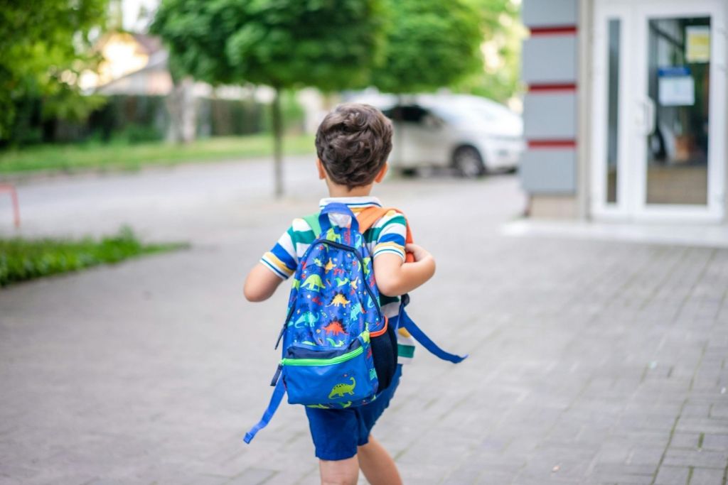 Septiembre devuelve a las aceras un reguero de mochilas, prisas y conversaciones a medio desayunar
