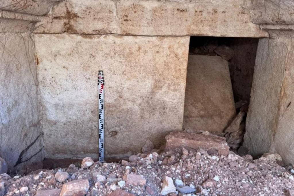 La cámara funeraria, tallada en piedra caliza, fue construida entre los siglos III y IV d.C.