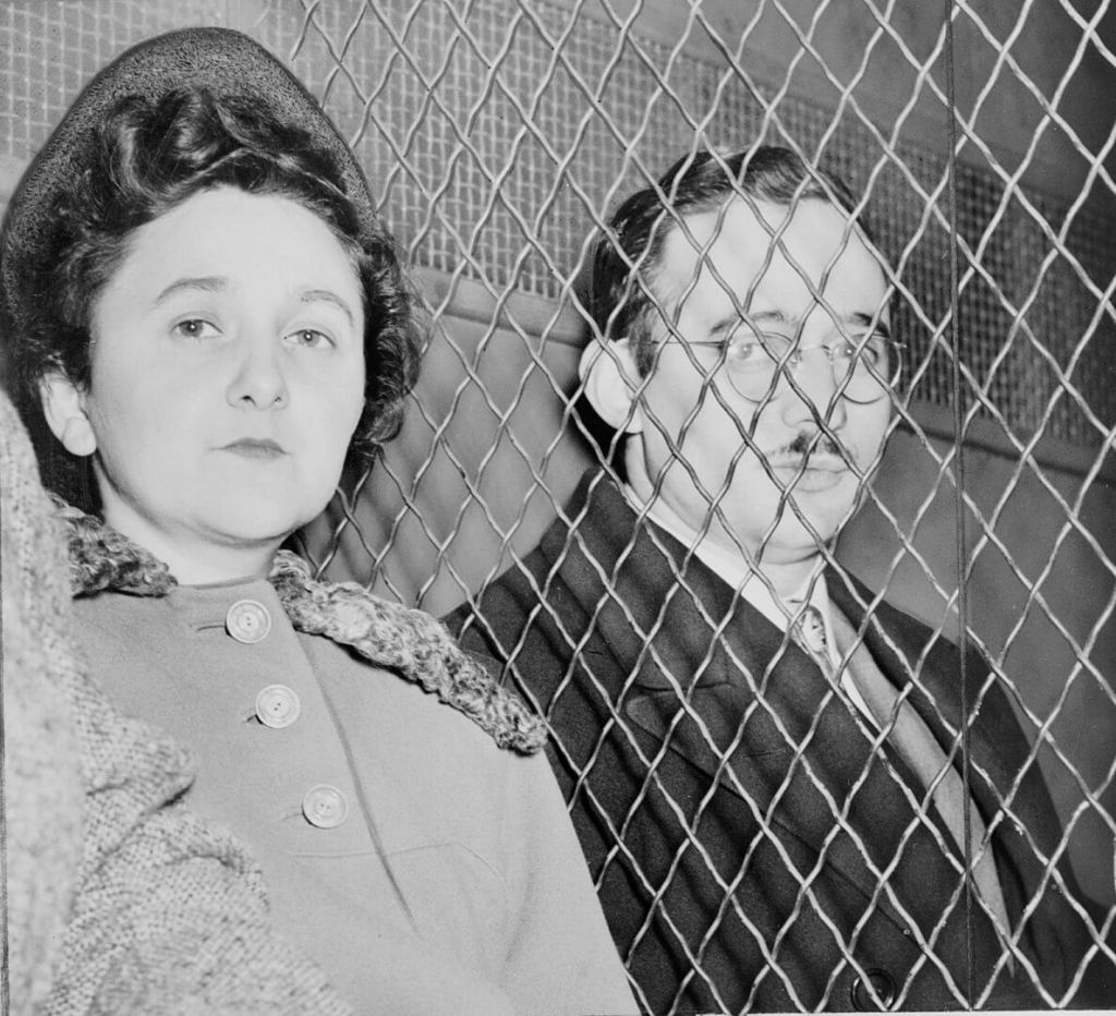 La mujer de Julius Rosenbeg (sobre estas líneas, una fotografía del matrimonio) fue incriminada por su hermano David a cambio de una rebaja en su condena.