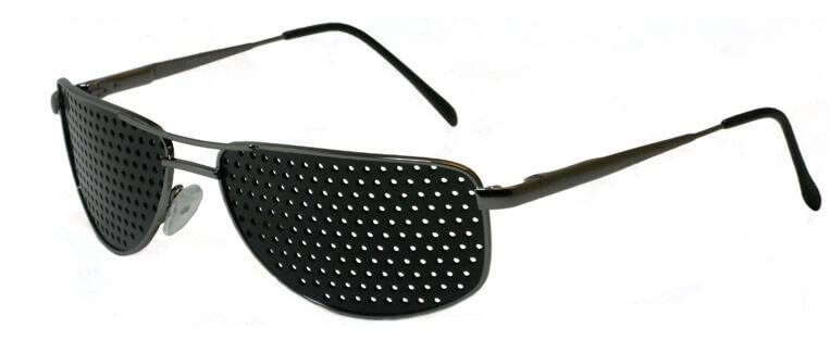 Foto 5. Gafas con efecto estenopeico para la vista cansada. El ojo ve aceptablemente bien de lejos y de cerca sin gafas. No son las gafas más estéticas, pero pueden servir para algunas personas o actividades.