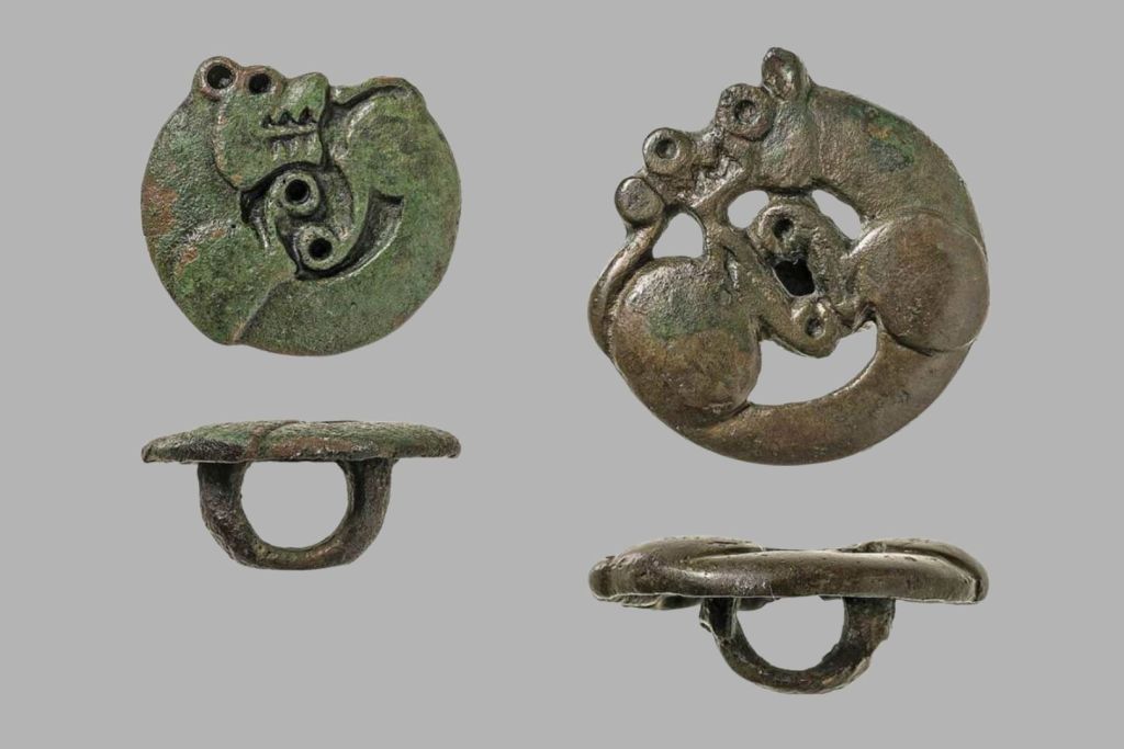 Adornos de bronce decorados con figuras de felinos