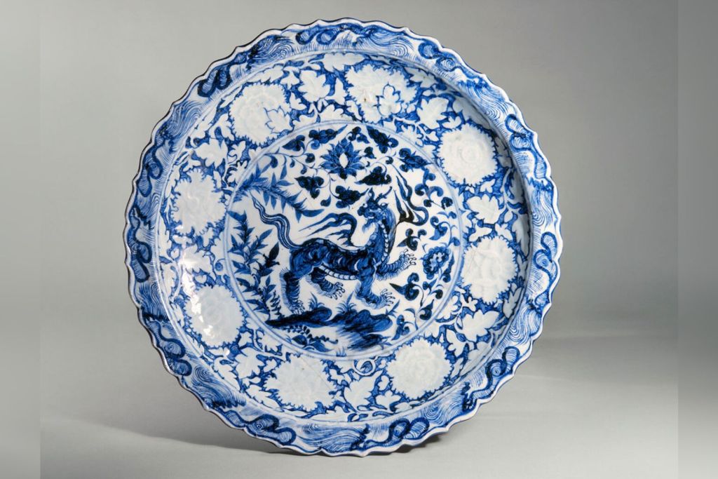 Fuente decorada en azul y blanco con motivo del “Baizi” (criatura mítica), robada del Museo Nacional Adrien Dubouché de Limoges. Obra de mediados del siglo XIV, perteneciente a la dinastía Yuan