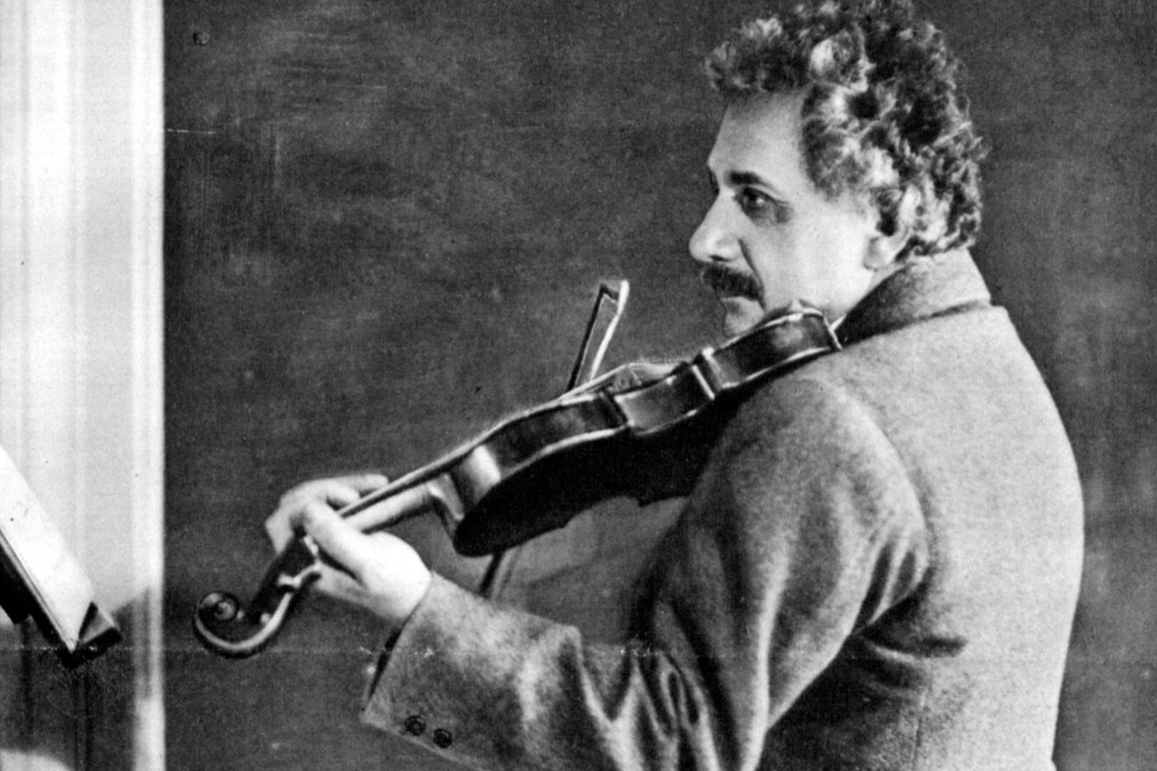 Albert Einstein tocando el violín en 1927