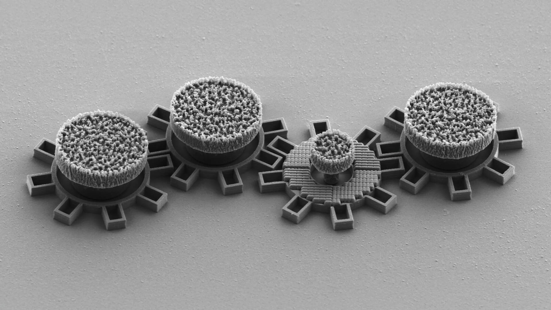 El tercer engranaje desde la derecha contiene una metasuperficie óptica que responde al haz láser, generando su movimiento. Todos los componentes están fabricados en sílice sobre un chip, y cada rueda mide alrededor de 0,016 milímetros de diámetro. Crédito: Gan Wang / University of Gothenburg.