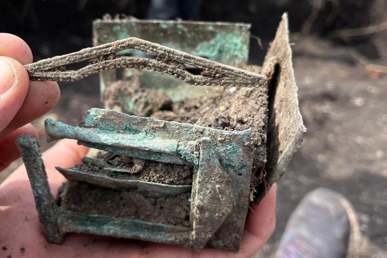 Una caja-templo de bronce hallada en Rumanía revela cómo era la vida junto a una de las legiones más antiguas de Roma