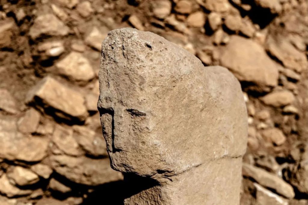 La escultura presenta un marcado arco superciliar y una nariz recta, rasgos que guardan una clara semejanza con otras representaciones faciales descubiertas en el mismo yacimiento
