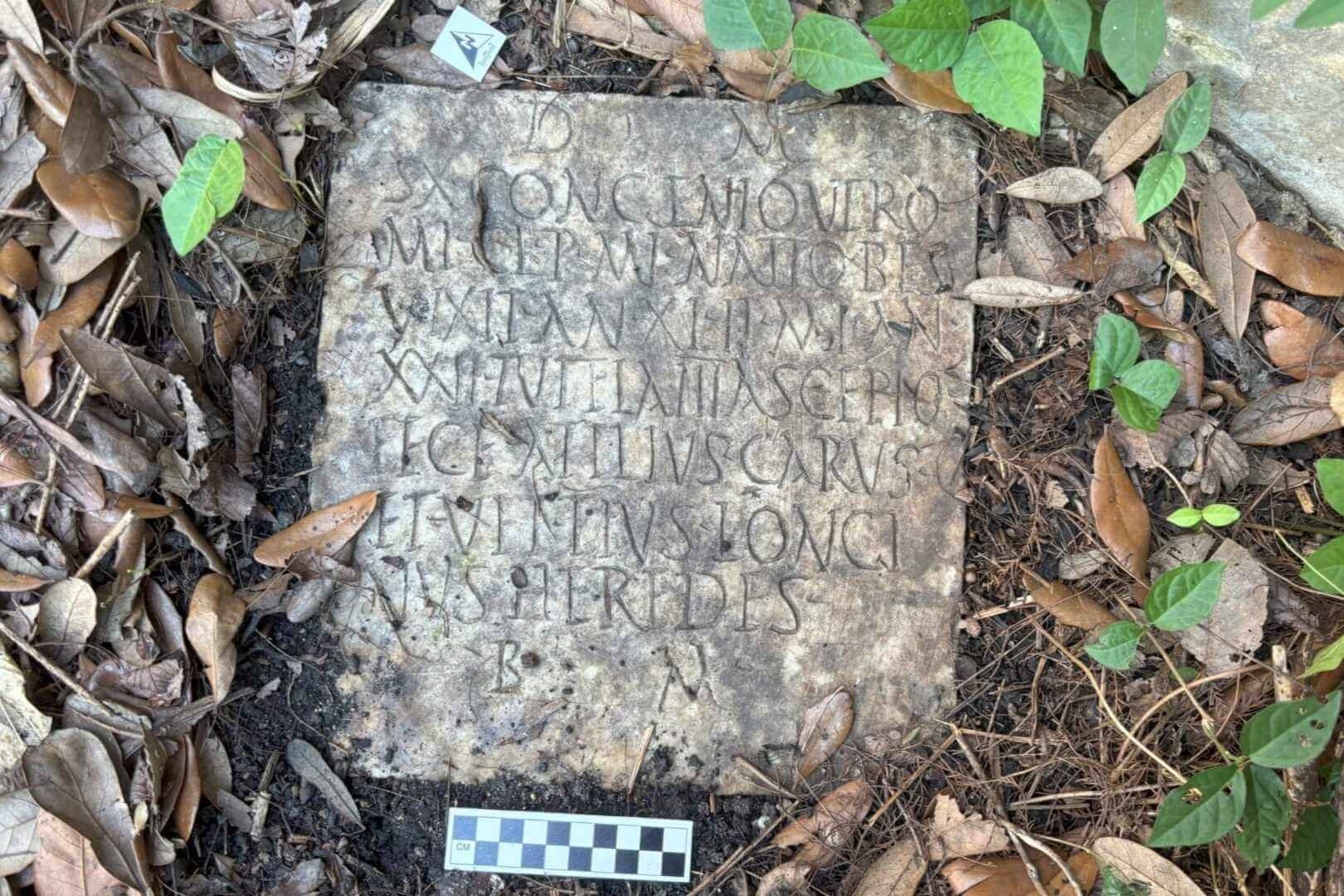 La piedra está consagrada a la memoria del soldado Sextus Congenius Verus