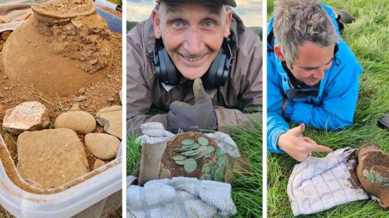 David Moss descubrió en un campo del norte de Gales dos vasijas de barro repletas de miles de antiguas monedas romanas