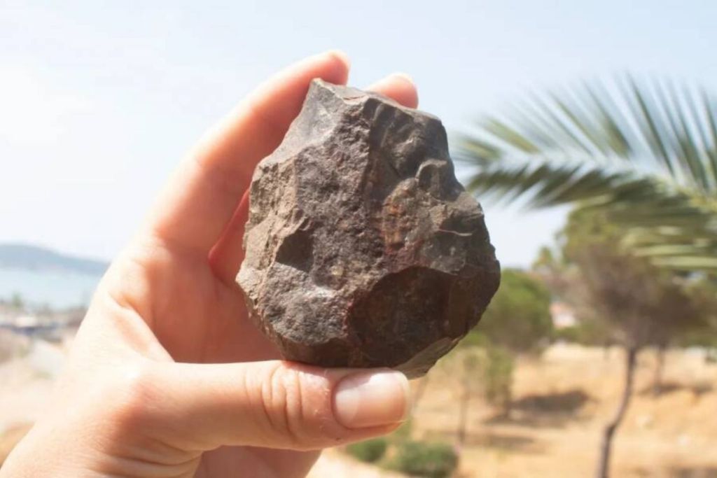 Una de las 130 piezas prehistóricas halladas por los investigadores en la costa del mar Egeo