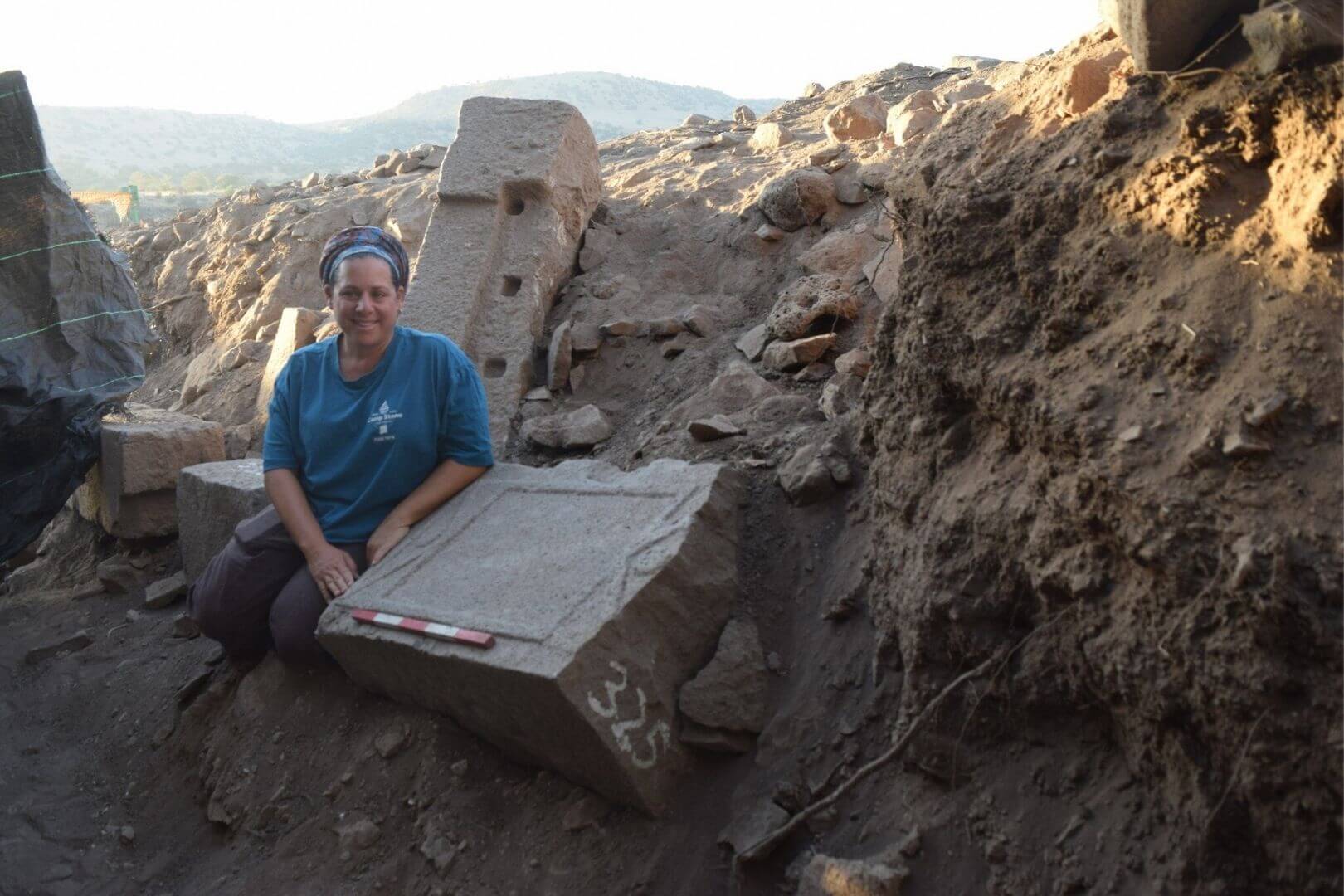 Abbie Rosenbaum Braha, supervisora de área en las excavaciones arqueológicas de la Reserva Natural de Yehudiya, en los Altos del Golán, posa junto a una antigua tabula ansata