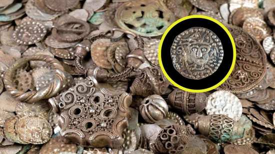 Algunos de los objetos de plata hallados en el tesoro descubierto en las afueras de Estocolmo
