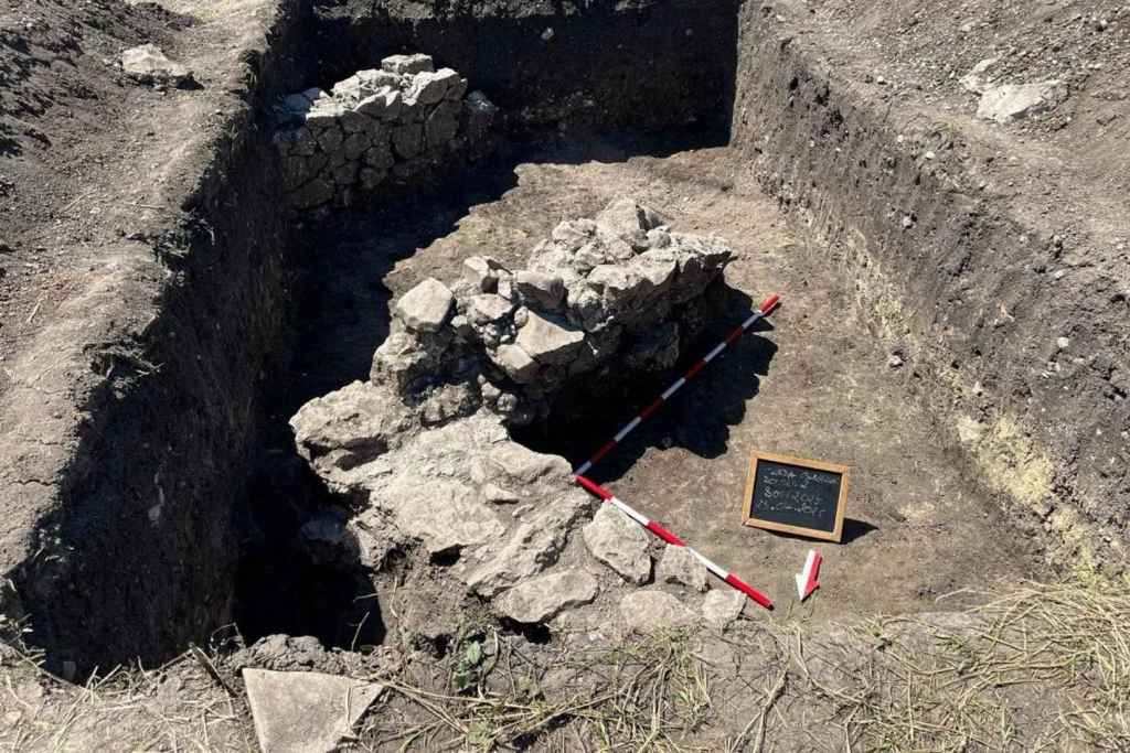 Además del hallazgo principal, salieron a la luz numerosos objetos de uso diario