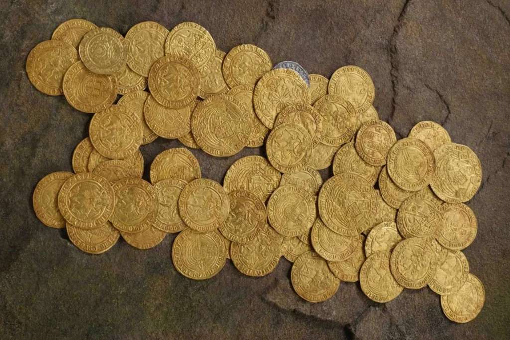 Entre las piezas del tesoro se encontraron monedas que llevaban las iniciales de tres de las esposas de Enrique VIII: Catalina de Aragón, Ana Bolena y Jane Seymour