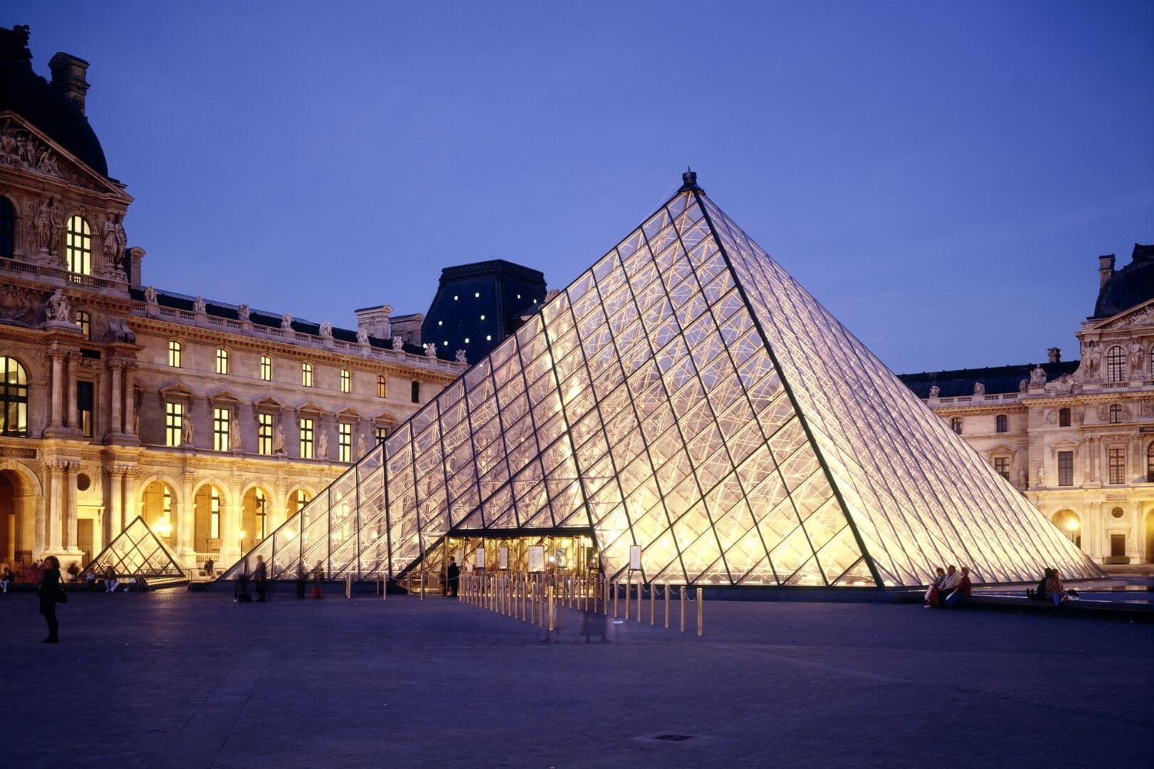 Asaltan el Louvre en 7 minutos y roban joyas imperiales
