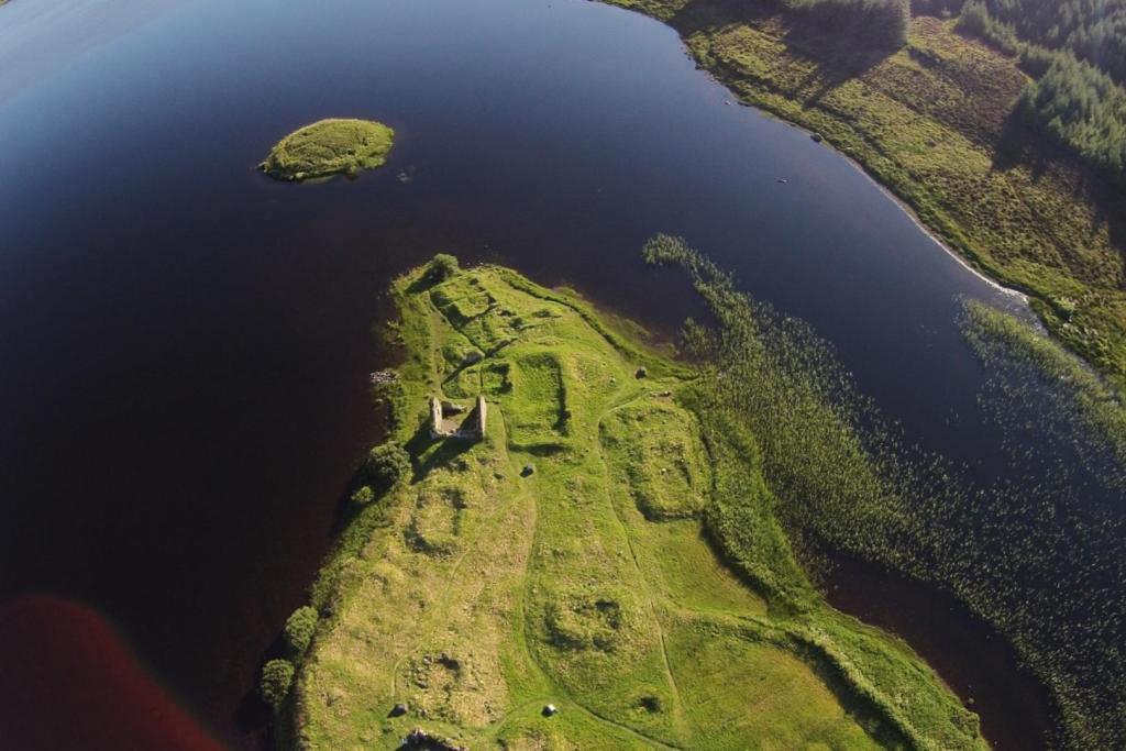 Finlaggan, en la isla de Islay, capturado desde una vista aérea con dron